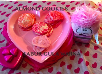 Resep Almond Sugar Cookies tabur Gula Warna